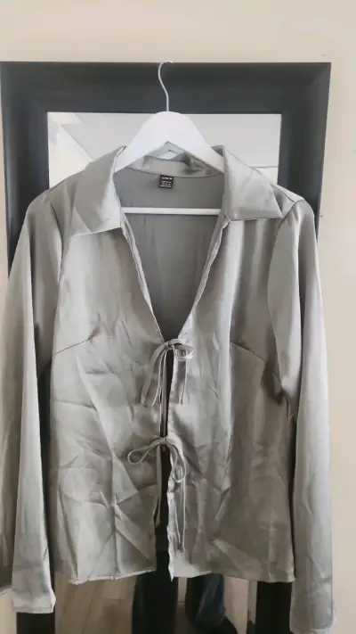 Blusa gris con lazo Shein - miniatura 1