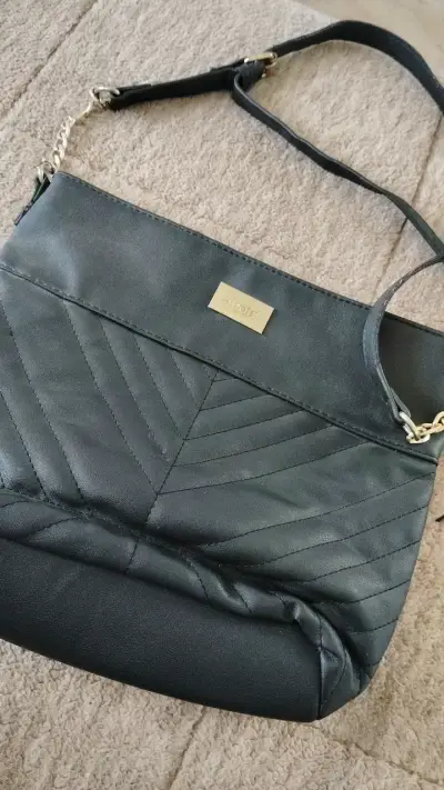 Cartera negra de cuero con cadena dorada - miniatura 1
