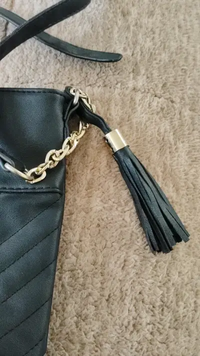 Cartera negra de cuero con cadena dorada - miniatura 3