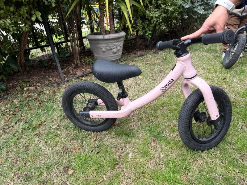 Bicicleta de equilibrio rosa para niños Roda Pro - 1