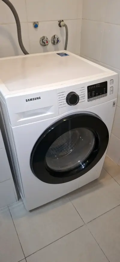 Lavadora Samsung de carga frontal en buen estado - miniatura 1