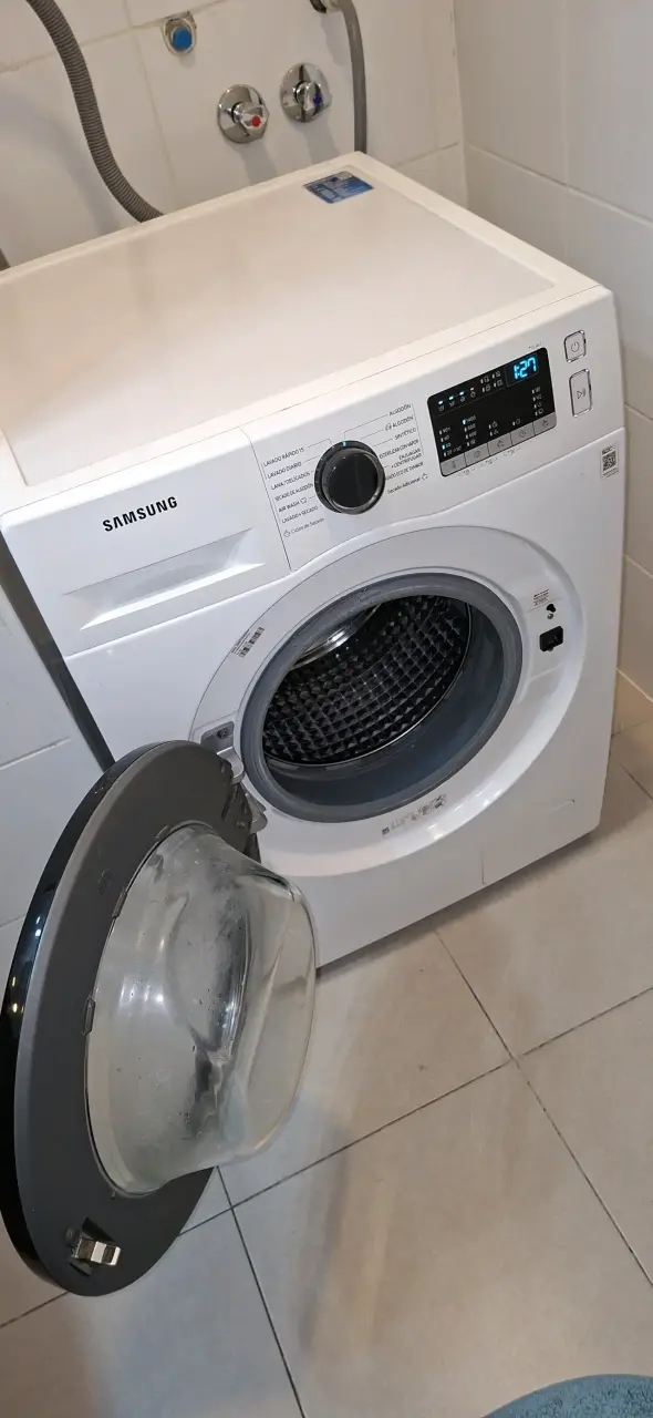 Lavadora Samsung de carga frontal en buen estado - 4