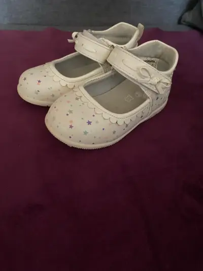 Zapatos de niña con estrellas y hebilla - miniatura 1