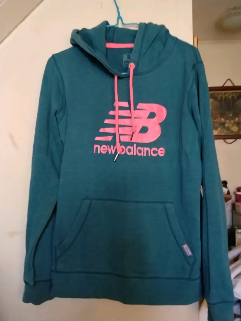 Polerón con capucha New Balance verde y rosa - 1