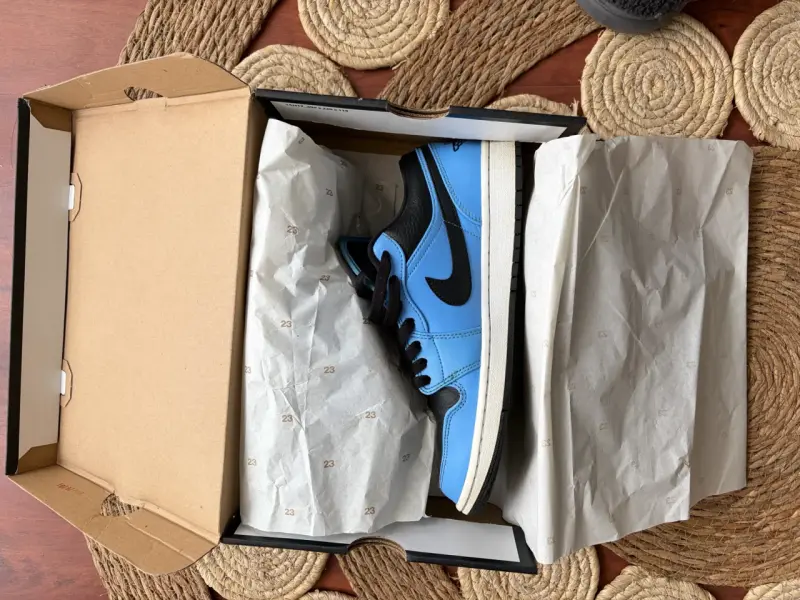 Zapatillas Air Jordan 1 Low Azul y Negro - 1