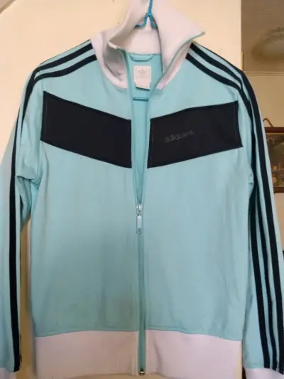 Chaqueta deportiva Adidas celeste y blanca - miniatura 2