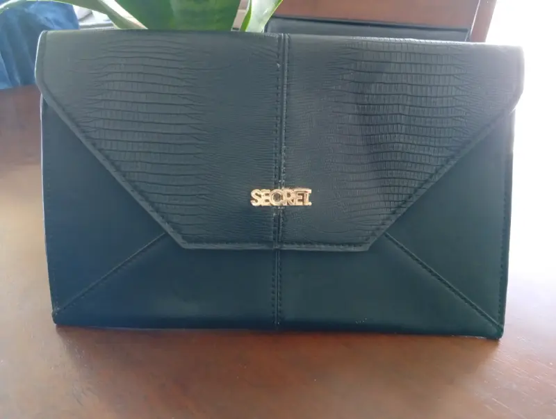 Sobre de mano negra Secret elegante - 1