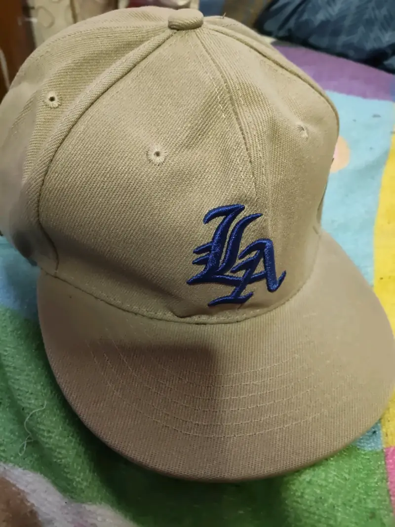 Gorra beige con logo azul