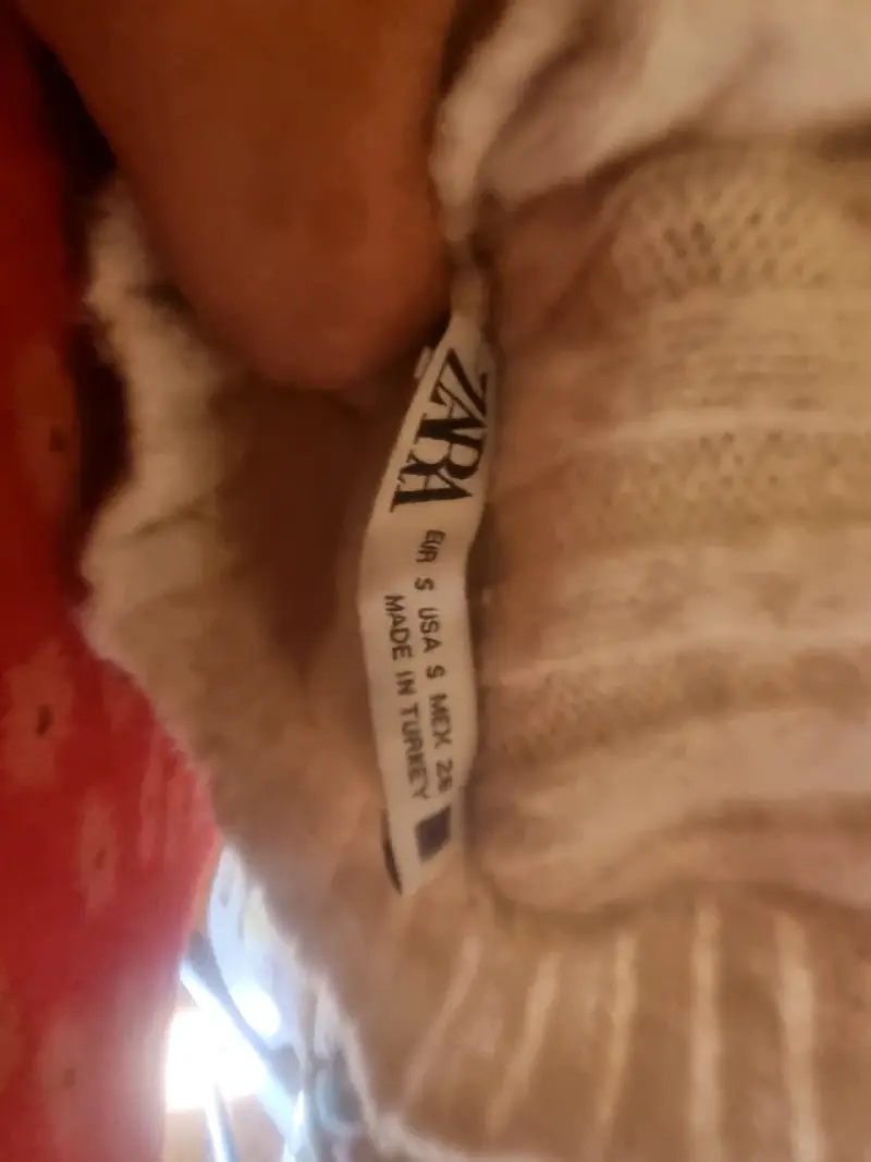 Suéter de cuello alto con diseño artístico ZARA - 3