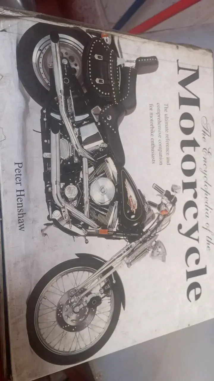 Libro 'The Encyclopedia of the Motorcycle' de Peter Henshaw - 1