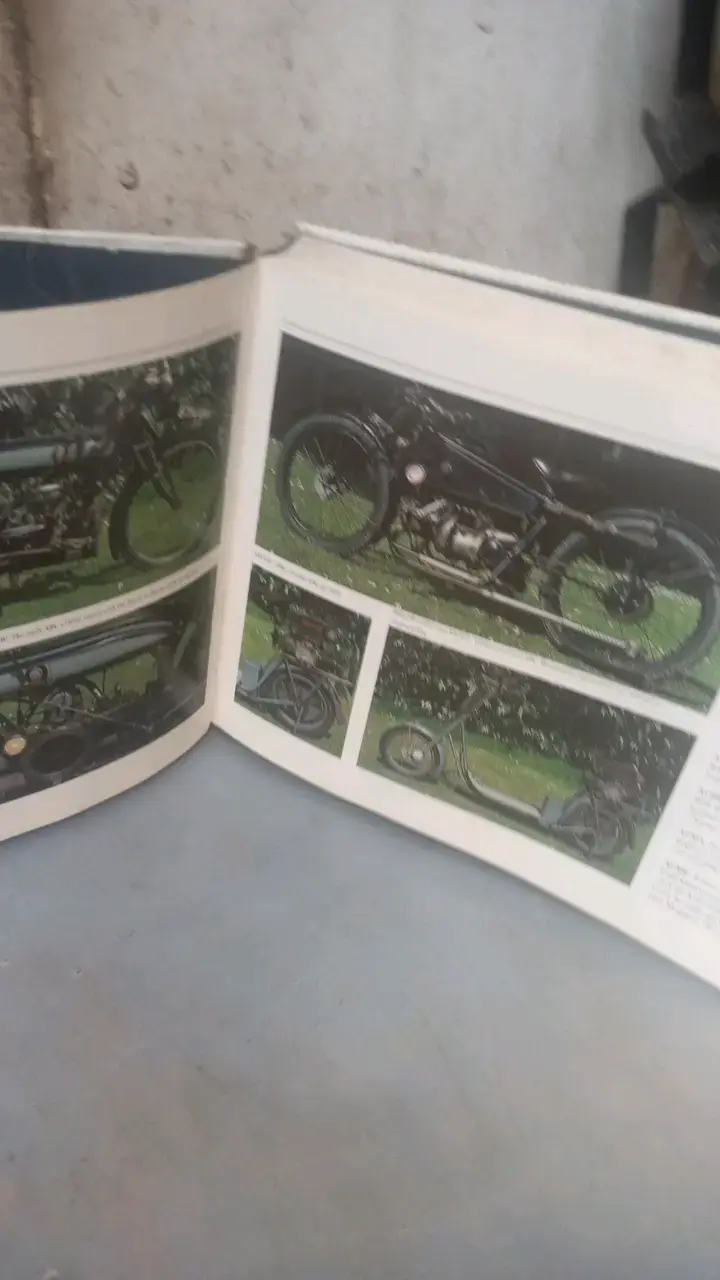 Libro 'The Encyclopedia of the Motorcycle' de Peter Henshaw - 2