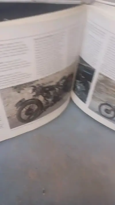 Libro 'The Encyclopedia of the Motorcycle' de Peter Henshaw - miniatura 5