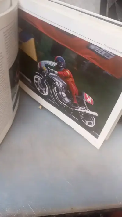 Libro 'The Encyclopedia of the Motorcycle' de Peter Henshaw - miniatura 6