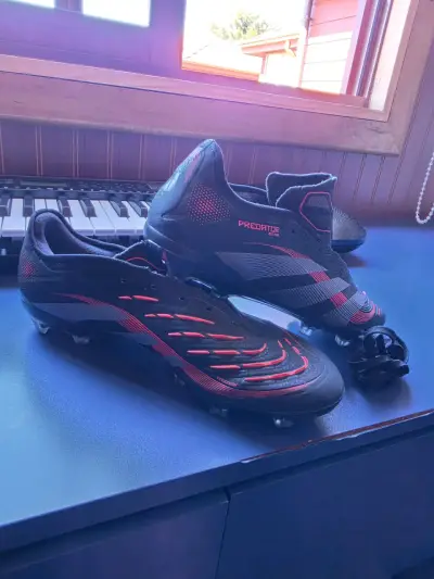 Botines de fútbol Adidas Predator negros y rojos - miniatura 1