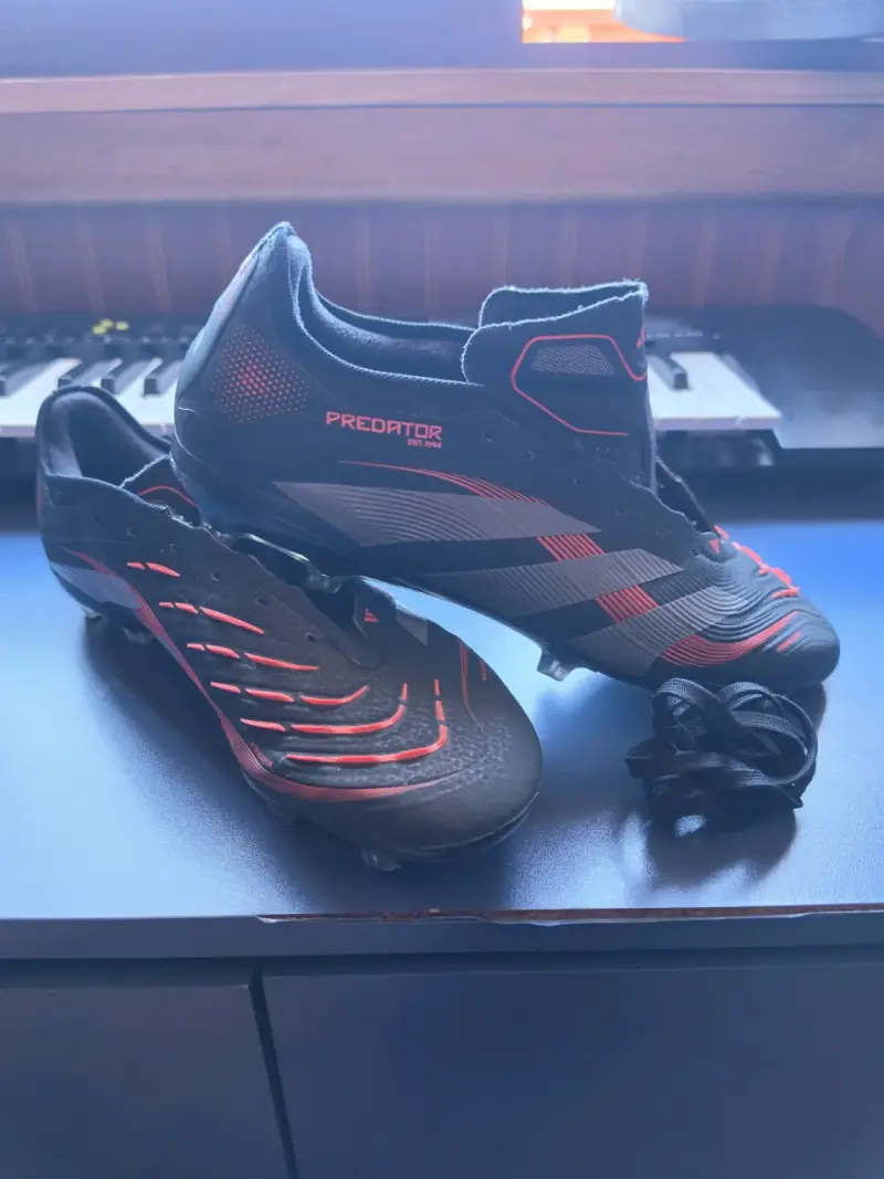 Botines de fútbol Adidas Predator negros y rojos - 2