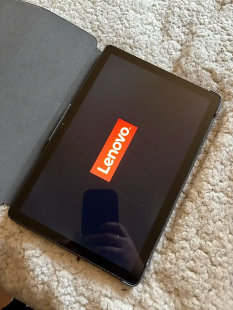 Tablet Lenovo TAB M10 con funda y 4G LTE - 1