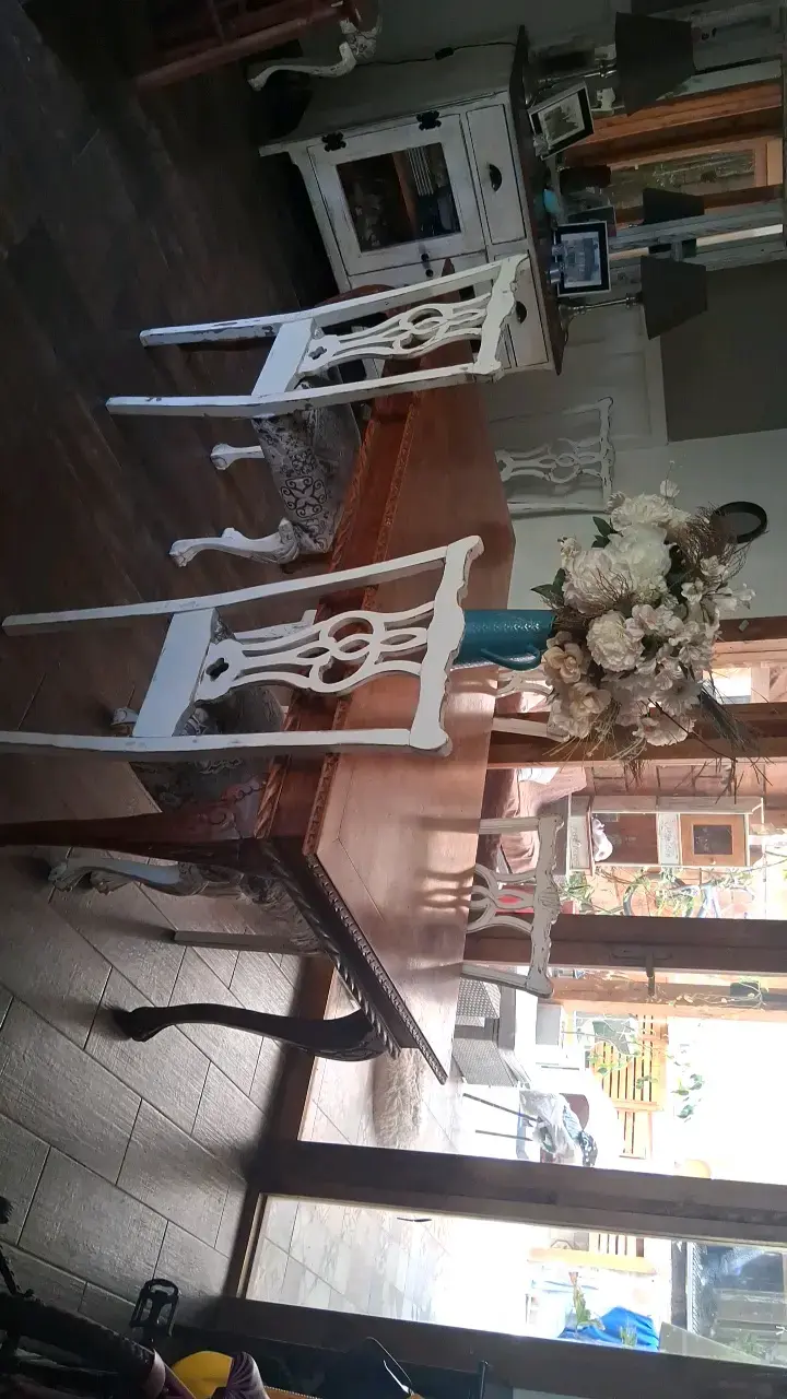 Juego de comedor vintage con sillas blancas - 1