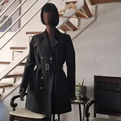 Abrigo negro con cinturón para mujer - miniatura 1