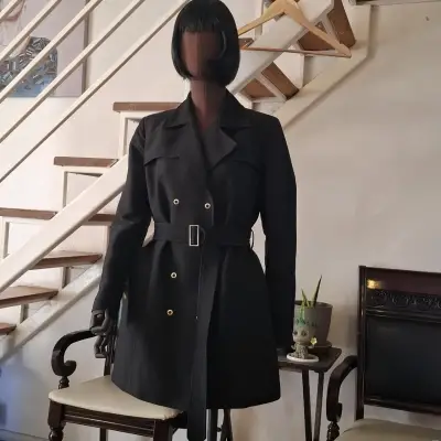 Abrigo negro con cinturón para mujer - miniatura 2