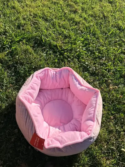 Cama para perro rosa acolchada - miniatura 2
