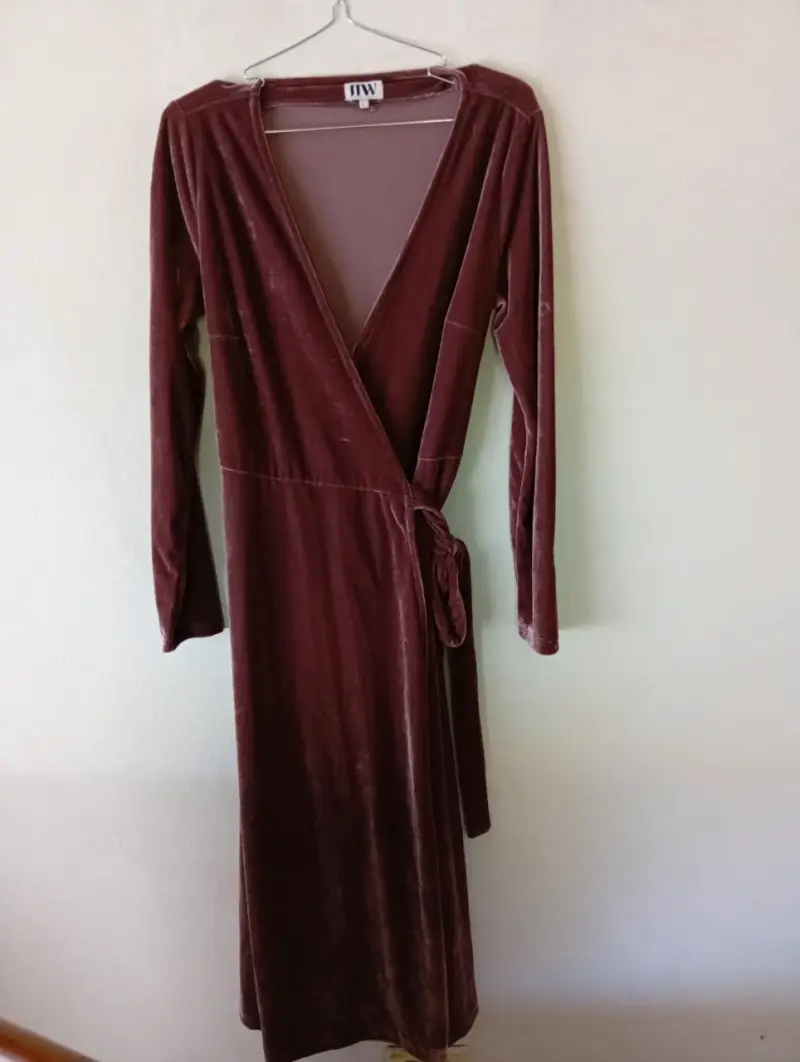 Vestido de terciopelo burdeos con escote en V - 1
