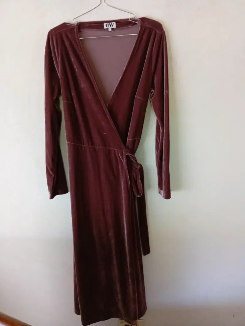 Vestido de terciopelo burdeos con escote en V - 2