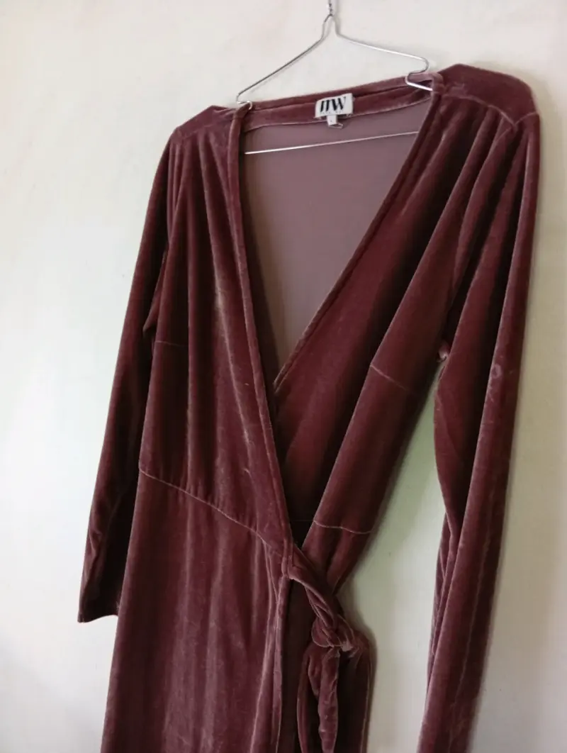 Vestido de terciopelo burdeos con escote en V - 3