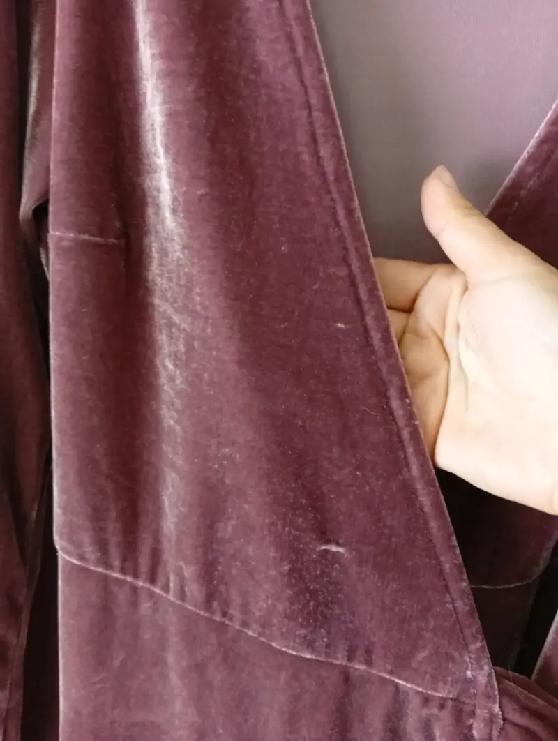 Vestido de terciopelo burdeos con escote en V - 4