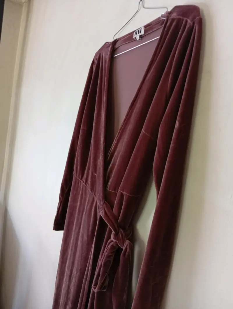 Vestido de terciopelo burdeos con escote en V - 5
