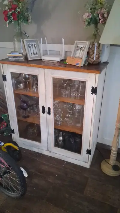 Vitrina de madera rústica con puertas de vidrio - miniatura 1
