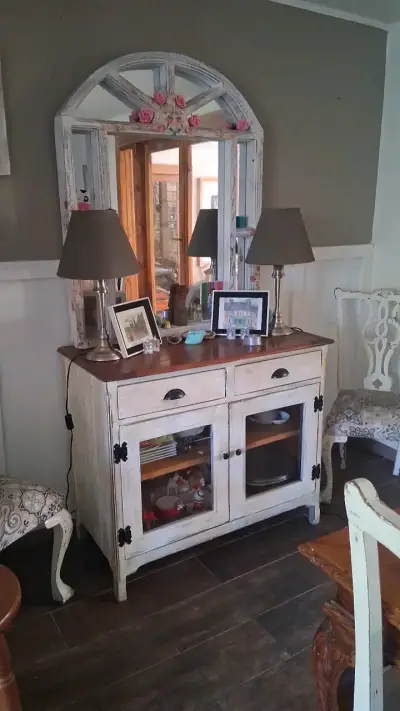 Vitrina de madera rústica con puertas de vidrio - miniatura 2