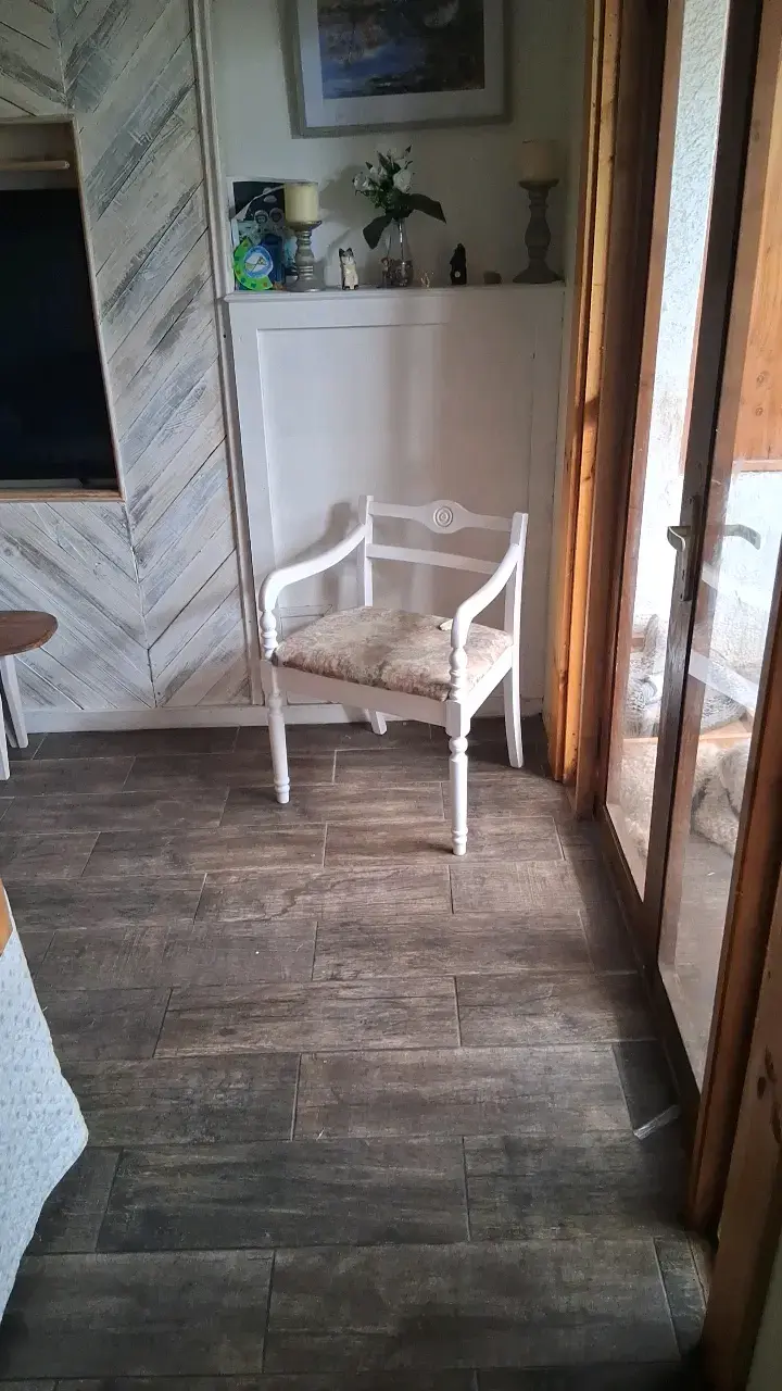 Vitrina de madera rústica con puertas de vidrio - 3