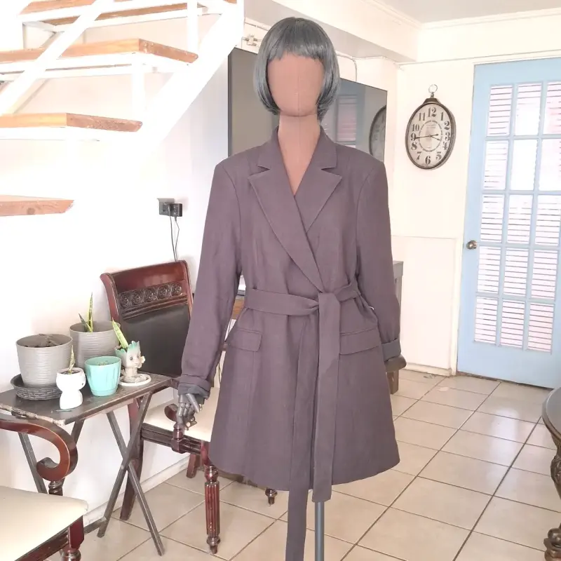 Abrigo largo gris oscuro con cinturón para mujer - 1