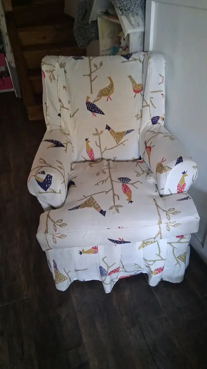 Sillón con funda estampada de pájaros