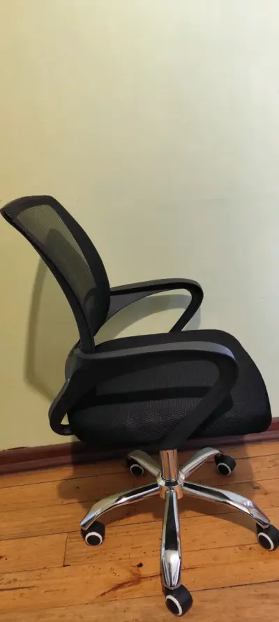 Silla de oficina Relan ergonómica negra con ruedas - miniatura 2