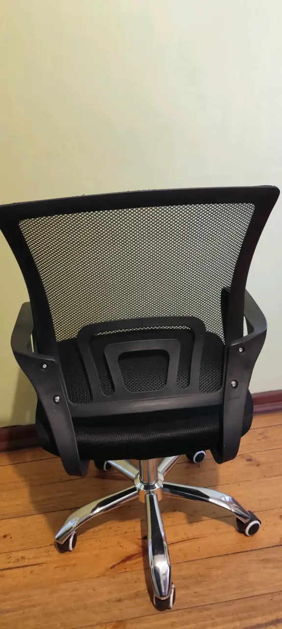 Silla de oficina Relan ergonómica negra con ruedas - 4
