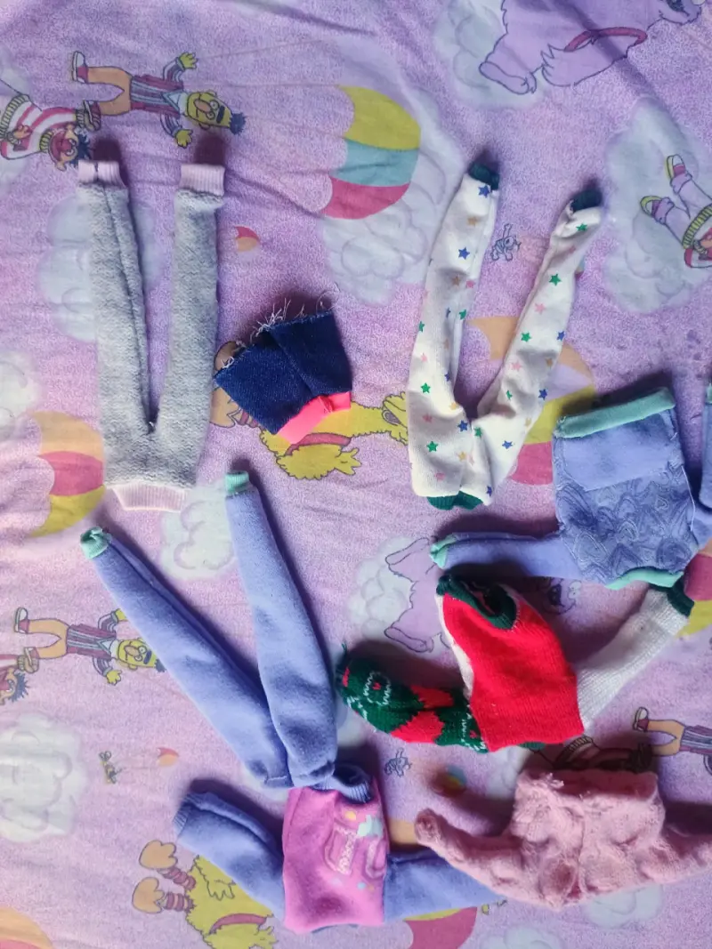 Ropa y accesorios para muñecas variadas - 1