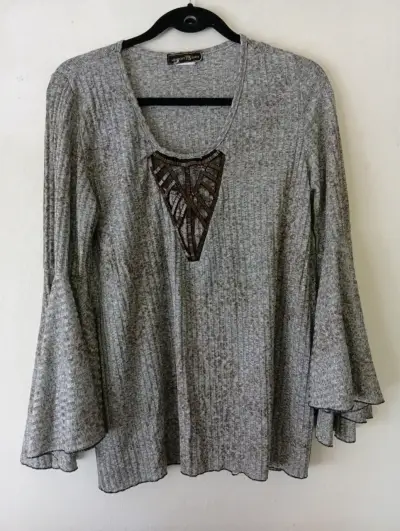Blusa gris con mangas acampanadas y detalle frontal - miniatura 1