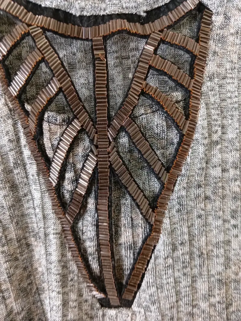 Blusa gris con mangas acampanadas y detalle frontal - 2