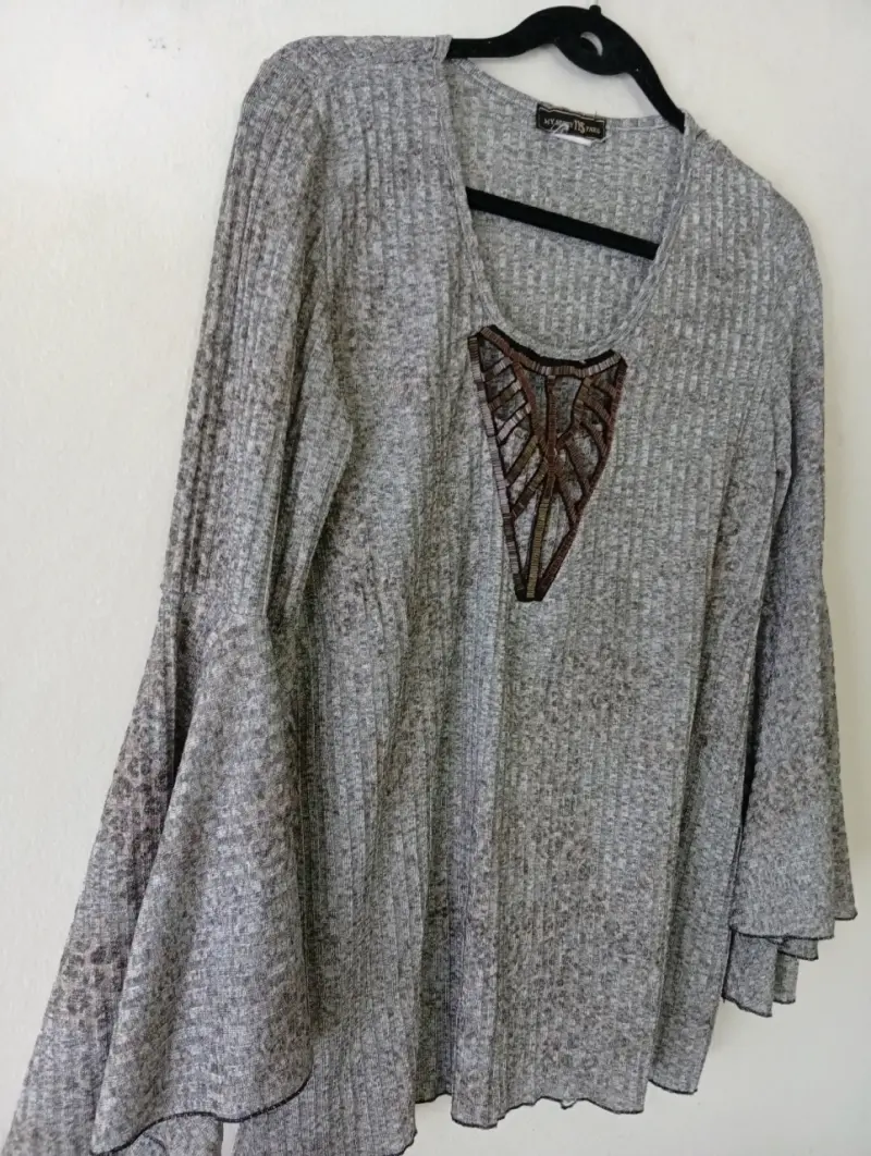 Blusa gris con mangas acampanadas y detalle frontal - 3