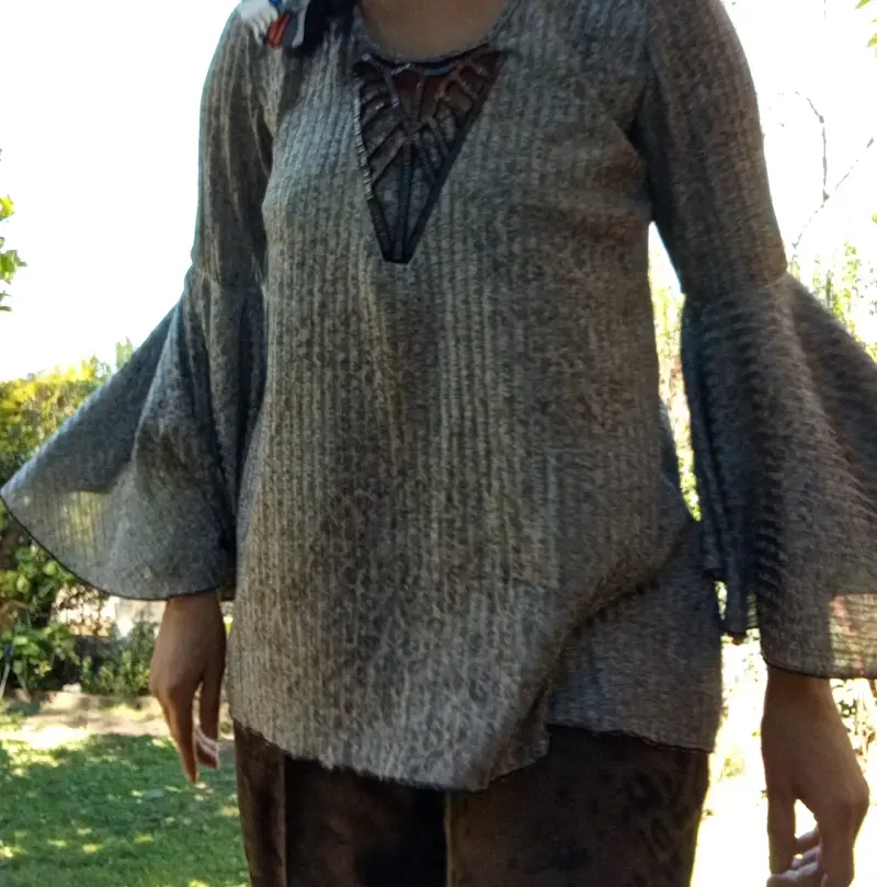 Blusa gris con mangas acampanadas y detalle frontal - 4