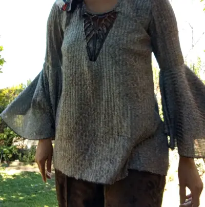 Blusa gris con mangas acampanadas y detalle frontal - miniatura 4