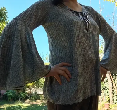 Blusa gris con mangas acampanadas y detalle frontal - miniatura 5