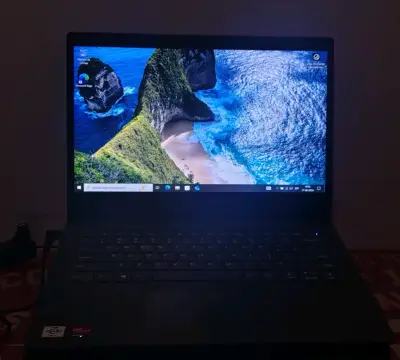 Laptop Lenovo con procesador AMD Ryzen - miniatura 1