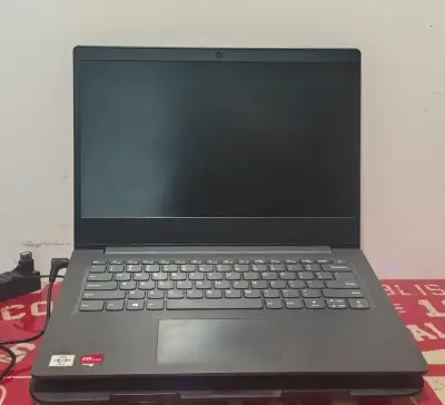 Laptop Lenovo con procesador AMD Ryzen - miniatura 2