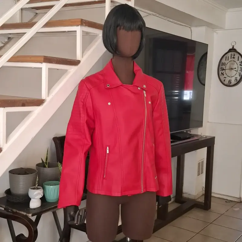 Chaqueta de cuero sintético roja para mujer