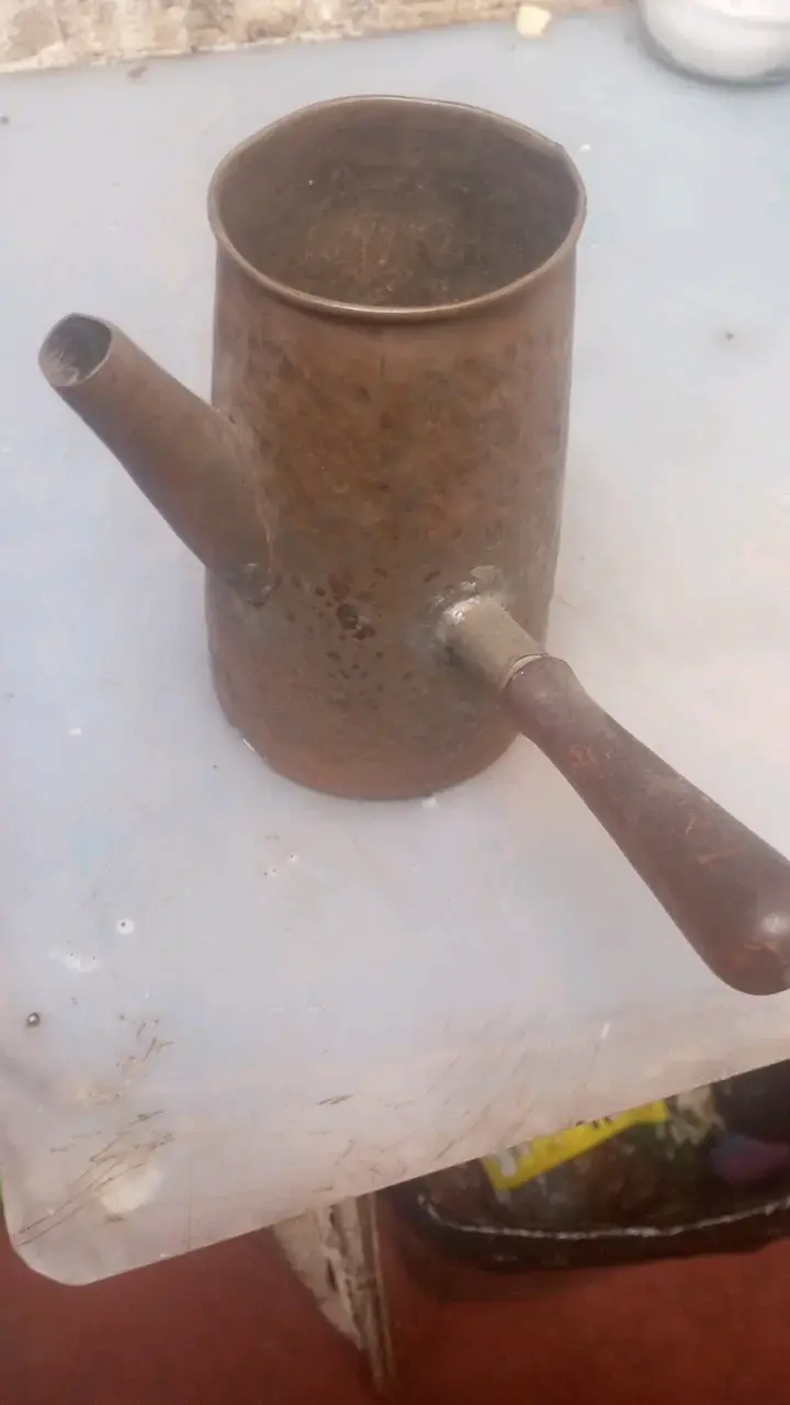 Antigua tetera de metal con mango de madera - 1