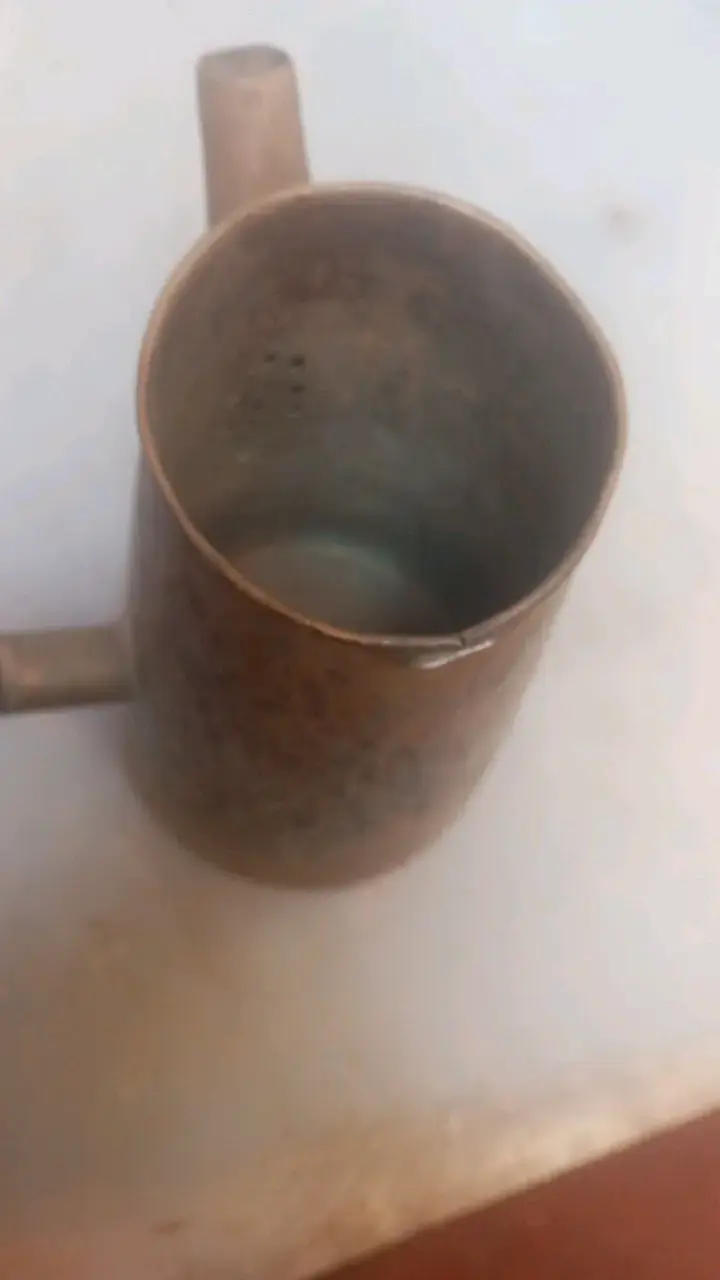 Antigua tetera de metal con mango de madera - 2