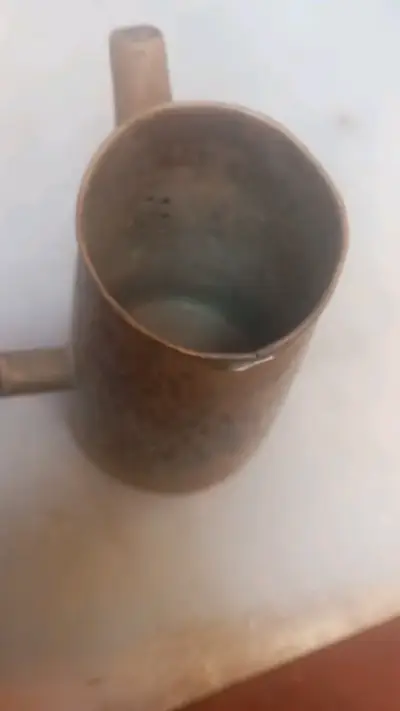 Antigua tetera de metal con mango de madera - miniatura 2