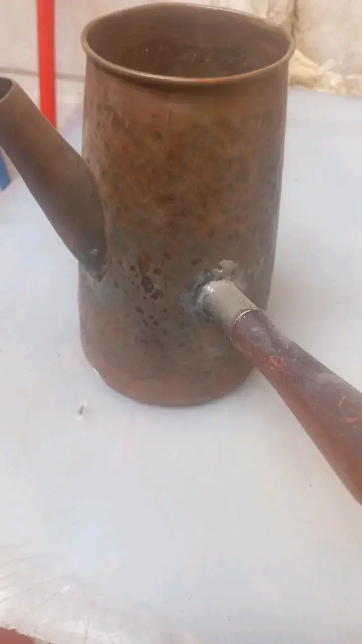 Antigua tetera de metal con mango de madera - 3